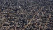 Gazastreifen: Zerstörte Gebäude sind durch das Fenster eines Flugzeugs der US-Luftwaffe zu sehen (Archivbild) © Leo Correa/AP/dpa Foto: Leo Correa