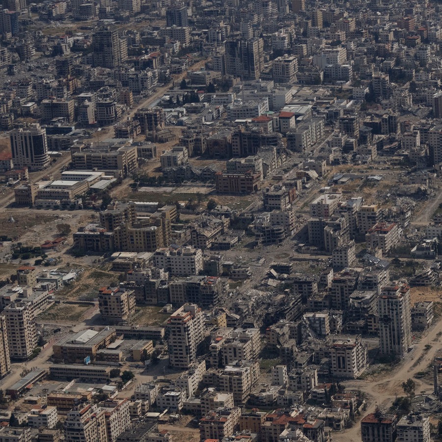 Gazastreifen: Zerstörte Gebäude sind durch das Fenster eines Flugzeugs der US-Luftwaffe zu sehen (Archivbild) © Leo Correa/AP/dpa Foto: Leo Correa