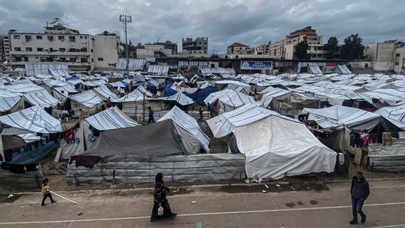 Ein Überblick über ein behelfsmäßiges Zeltlager für vertriebene Palästinenser in der Gegend von Al-Mawasi nach heftigen Regenfällen inmitten des andauernden Krieges zwischen Israel und der islamistischen Hamas. © Abed Rahim Khatib/dpa 