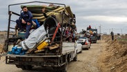 Palästinenser kehren in ihre Häuser zurück, nachdem sich die israelische Armee im Rahmen des Waffenruhe-Abkommens mit der Terrororganisation Hamas aus dem Netzarim-Korridor im Gazastreifen zurückgezogen hat. © Abed Rahim Khatib/dpa 