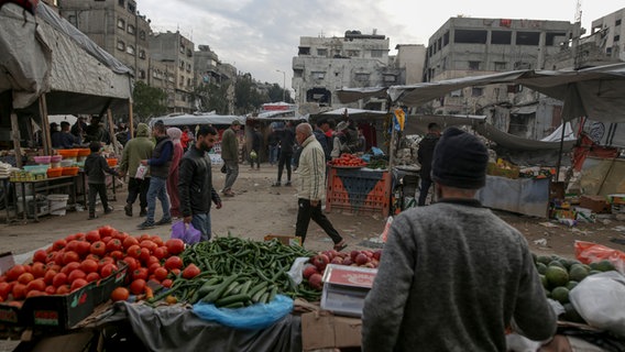 Palästinenser kaufen auf dem Scheich-Radwan-Markt ein, westlich von Gaza-Stadt, vor dem Iftar, dem Fastenbrechen, während des heiligen Monats Ramadan. © Jehad Alshrafi/AP/dpa 