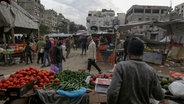 Palästinenser kaufen auf dem Scheich-Radwan-Markt ein, westlich von Gaza-Stadt, vor dem Iftar, dem Fastenbrechen, während des heiligen Monats Ramadan. © Jehad Alshrafi/AP/dpa 