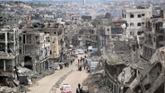 Palästinenser kämpfen ums Überleben inmitten der Trümmer zerstörter Gebäude und Behelfsbauten in der Stadt Beith Lahia. © picture alliance / Anadolu | Mahmoud Ä°ssa Foto: Mahmoud Ä°ssa