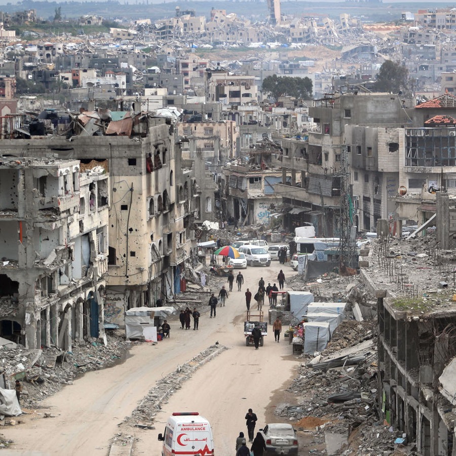 Palästinenser kämpfen ums Überleben inmitten der Trümmer zerstörter Gebäude und Behelfsbauten in der Stadt Beith Lahia. © picture alliance / Anadolu | Mahmoud Ä°ssa Foto: Mahmoud Ä°ssa