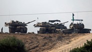 Israelische Panzer stehen in der Nähe des Gazastreifens auf einer Anhöhe. © IMAGO / UPI Photo Foto: Jim Hollander