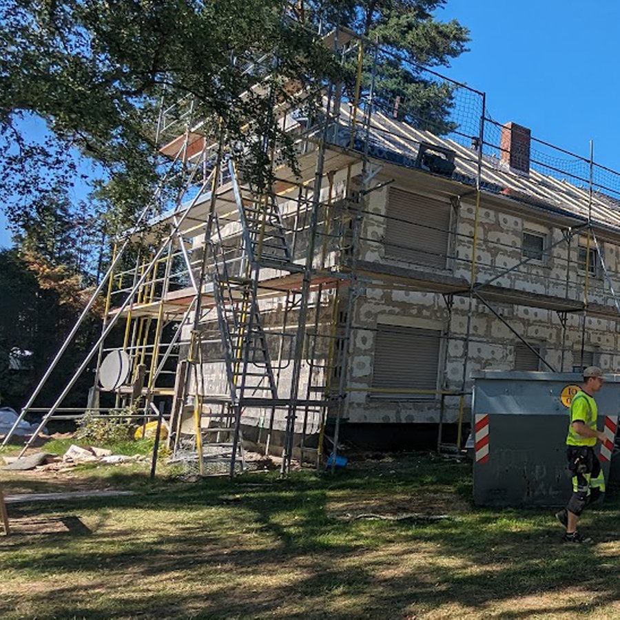 Ein eingerüstetes Wohngebäude in Mönchengladbach, das energetisch saniert wird. © NDR Foto: Astrid Kühn