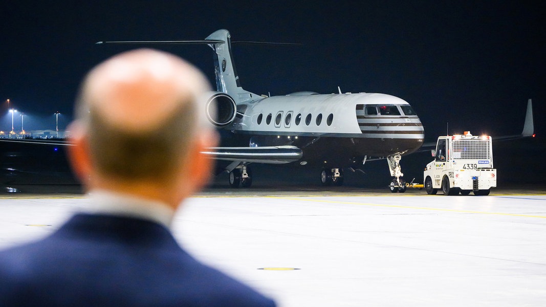 Olaf Scholz nimmt die Freigelassenen am Flughafen Köln/Bonn in Empfang