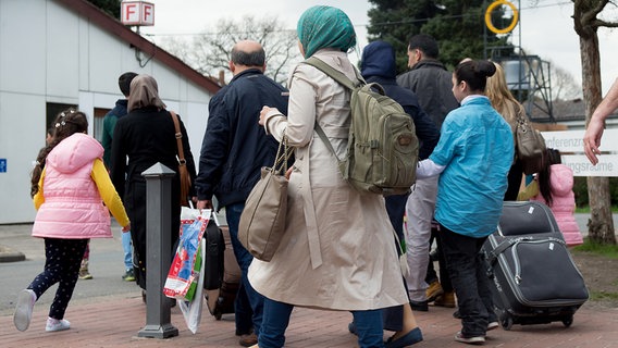 Geflüchtete aus Syrien kommen im Grenzdurchgangslager Friedland an © picture alliance / dpa Foto: Swen Pförtner