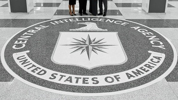 Das Logo des CIA auf dem Fußboden im Hauptquartier des US-Geheimdienstes. © picture alliance/dpa/USA Central Intelligence Agency 