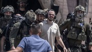 Israel, Ramat Gan: Andrey Kozlov, eine der vier israelischen Geiseln, die am 7. Oktober von der Hamas auf dem Nova-Musikfestival entführt wurden, kommen mit einem Hubschrauber im Sheba Medical Center an. © dpa Foto: Ilia Yefimovich