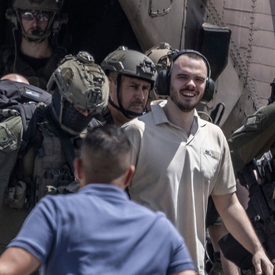 Israel, Ramat Gan: Andrey Kozlov, eine der vier israelischen Geiseln, die am 7. Oktober von der Hamas auf dem Nova-Musikfestival entführt wurden, kommen mit einem Hubschrauber im Sheba Medical Center an. © dpa Foto: Ilia Yefimovich