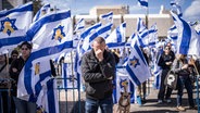 Menschen trauern auf dem Platz der Geiseln in Tel Aviv. © picture alliance/dpa | Ilia Yefimovich Foto: Ilia Yefimovich