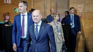 Spanien, Granada: Bundeskanzler Olaf Scholz (SPD) nimmt an einer Arbeitssitzung des Informellen EU-Gipfels neben Alexander De Croo (l), Ministerpräsident von Belgien, teil. © dpa Foto: Kay Nietfeld