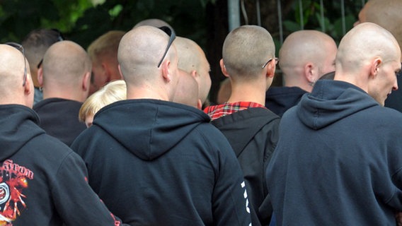Kahlgeschorene Männerköpfe von Teilnehmern einer NPD-Veranstaltung. © dpa Foto: Peter Müller