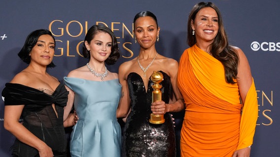 Adriana Paz (l-r), Selena Gomez, Zoe Saldana und Karla Sofia Gascon bei den Golden Globes © Chris Pizzello/Invision/AP/dpa Foto: Chris Pizzello