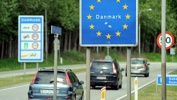 Schilder an der deutsch-dänischen Grenze. © dpa-Bildfunk Foto: Carsten Rehder