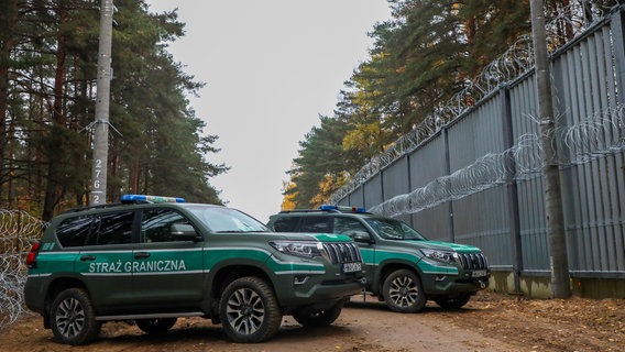 Zwei Fahrzeuge des Grenzschutzes stehen am Grenzübergang Polowce-Pieszczatka. © picture alliance Foto: Artur Reszko