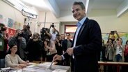 Kyriakos Mitsotakis, Premierminister von Griechenland und Vorsitzender der Neuen Demokratie, gibt seine Stimme in einem Wahllokal bei den Parlamentswahlen ab. © dpa-Bildfunk/AP Foto: Thanassis Stavrakis