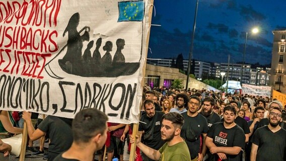 Nach dem Untergang eines Flüchtlingsbootes südwestlich von Griechenland demonstrieren Menschen in Athen gegen die Flüchtlingspolitik des Landes und der EU. © Petros Giannakouris/AP/dpa 