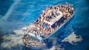Von der griechischen Küstenwache veröffentlichtes Foto, das ein Fischereifahrzeug mit einer großen Anzahl von Migranten zeigt, das in internationalen Gewässern südwestlich des Peloponnes fährt. © picture alliance Foto: griechische Küstenwache