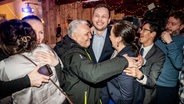 Der Vorsitzende von Demokraatit, Jens-Frederik Nielsen (M), jubelt während der Wahlparty von Demokraatit in Grönlands Hauptstadt Nuuk. © Ritzau Scanpix Foto/AP/dpa Foto: Mads Claus Rasmussen