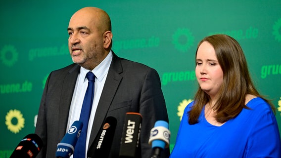 Grünen-Vorsitzende Ricarda Lang (l.) und Omid Nouripour bei einer Erklärung in der Bundesgeschäftsstelle von Bündnis 90/Die Grünen. © dpa Foto: Fabian Sommer