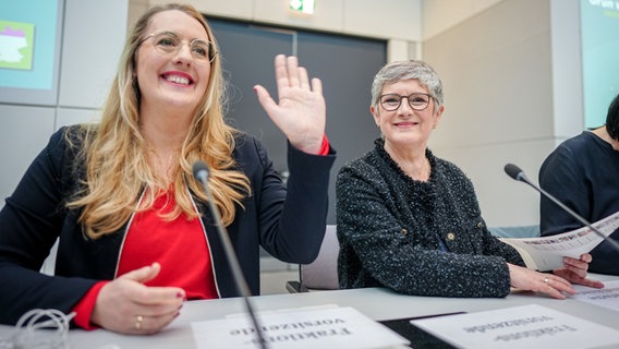 Die Fraktionsvorsitzenden von Bündnis 90/Die Grünen, Katharina Dröge und Britta Haßelmann, sitzen zu Beginn der Fraktionssitzung ihrer Partei zusammen. © Kay Nietfeld/dpa Foto: Kay Nietfeld