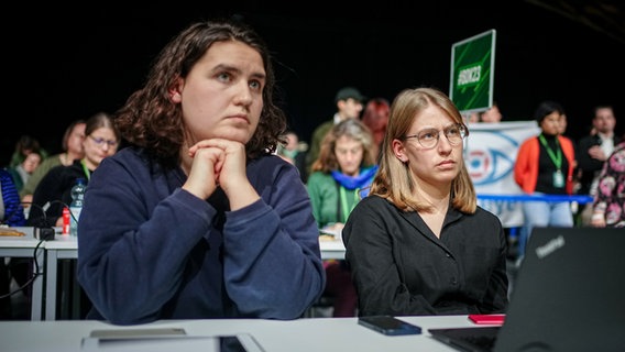 Katharina Stolla und Svenja Appuhn, die Vorsitzenden der Grüne Jugend, nehmen am Bundesparteitag von Bündnis 90/Die Grünen teil. © Kay Nietfeld/dpa 