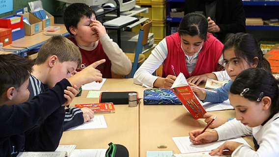 Schulkinder einer vierten Klasse © dpa Foto: Franz-Peter Tschauner