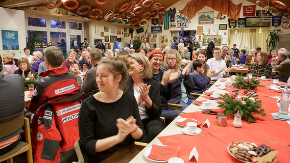 Familie Marciniak, Yvonne Heimbüchel, "Klassenzimmer unter Segeln" und die Grüßenden Arne Habermann und Stephanie Habedank. © NDR Foto: Cordula Kropke