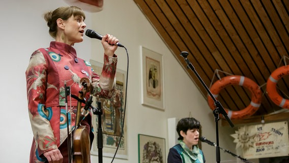 Hanmarie Spiegel und Aino Löwenmark sind das Duo Fjarill. © NDR Foto: Cordula Kropke