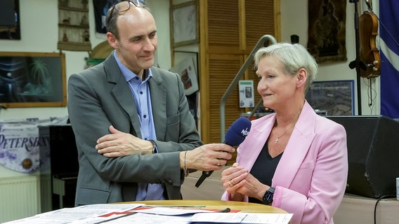 Ocke Bandixen im Interview mit Bischöfin Kirsten Fehrs. © NDR Foto: Cordula Kropke