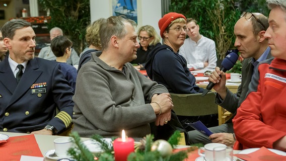 Björn Nicolaisen, Museumshafen Oevelgönne, rechts davon Christian Stipeldey (Seenotretter), links Sven Oliver Beck, Marine © NDR Foto: Cordula Kropke