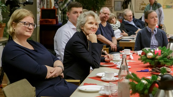 Die Präsidentin des Verbandes Deutscher Reeder, Gaby Bornheim (Mitte). Neben ihr der Auszubildende Lennart Dahlke (re.) und Kapitänin Runa Jörgens (li.). © NDR Foto: Cordula Kropke