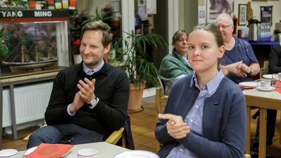 VDR-Pressesprecher Carsten Duif und Irene Rüpke, eine der jüngsten Kapitäninnen Deutschlands. © NDR Foto: Cordula Kropke