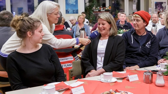 Stefanie Marciniak erzählt von der Reise ihrer Kinder beim "Klassenzimmer unter Segeln" © NDR Foto: Cordula Kropke