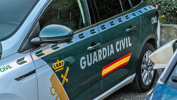 Ein Auto der spanischen Polizei mit der Aufschrift "Guardia Civil" steht auf einem Parkplatz. © dpa picture alliance/PHOTOPQR/L'INDEPENDANT/MAXPPP Foto: Michel Clementz