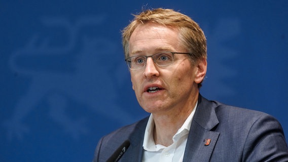 Daniel Günther, Ministerpräsident von Schleswig-Holstein, spricht auf einer Pressekonferenz. © picture alliance/dpa | Markus Scholz 