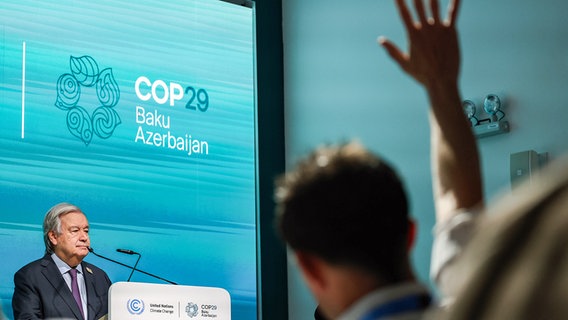 Antonio Guterres, Generalsekretär der Vereinten Nationen, spricht während einer Pressekonferenz auf dem UN-Klimagipfel COP29. © dpa bildfunk/ZUMA Press Wire Foto: Bianca Otero