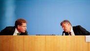 Wirtschaftsminister Robert Habeck und Staatssekretär Patrick Graichen bei einer Besprechung. © dpa-Bildfunk Foto: Kay Nietfeld/dpa