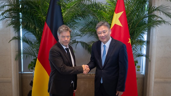 Wirtschaftsminister Robert Habeck gibt dem Handelsminister von China die Hand bei seinem Besuch in China. © picture alliance/dpa Foto: Sebastian Gollnow