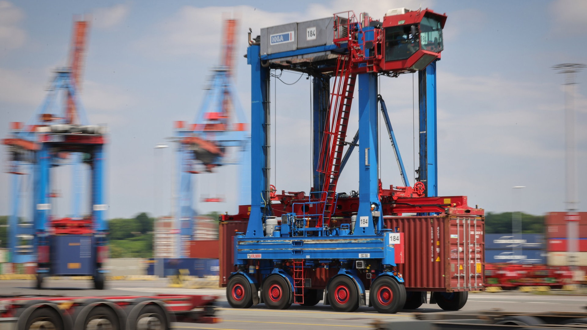 Hafen Hamburg: HHLA nimmt elektrische Lastkräne in Betrieb