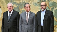 Chinas Außenminister Wang Yi (M) ist Gastgeber eines Treffens zwischen Mahmoud al-Aloul (l), dem stellvertretenden Vorsitzenden der Fatah, und Mussa Abu Marzuk, einem hochrangigen Mitglied der Hamas, im Diaoyutai State Guesthouse. © picture alliance/dpa/Pool AFP/AP | Pedro Pardo Foto: Pedro Pardo