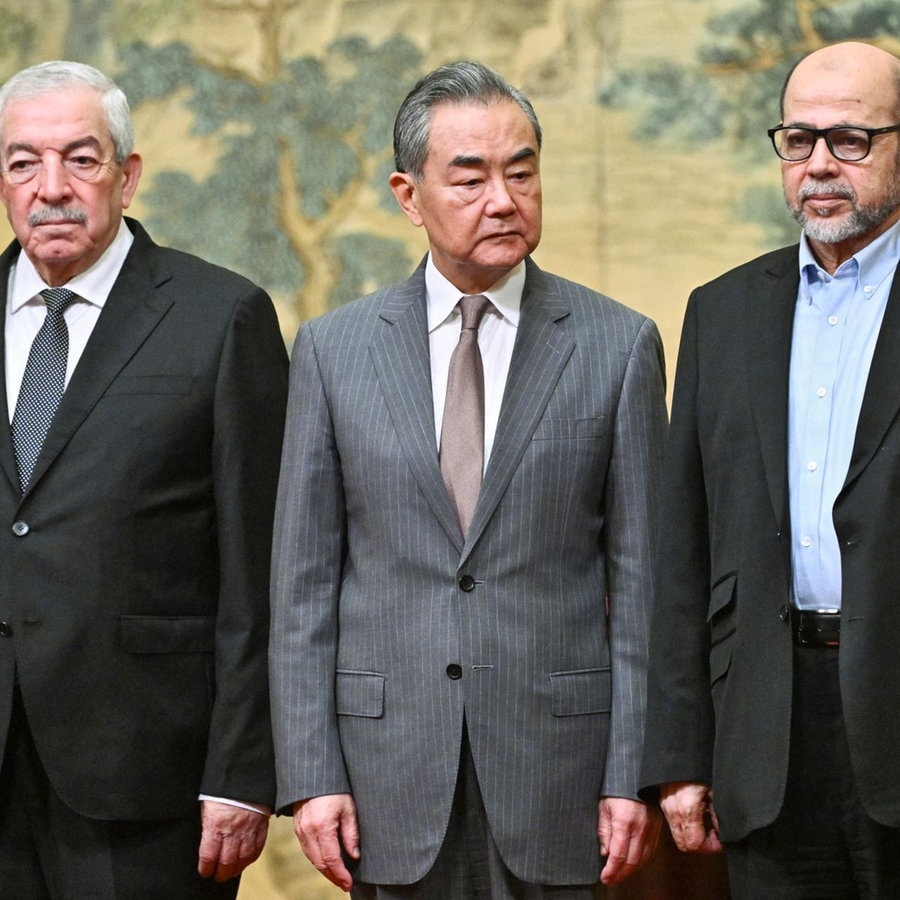 Chinas Außenminister Wang Yi (M) ist Gastgeber eines Treffens zwischen Mahmoud al-Aloul (l), dem stellvertretenden Vorsitzenden der Fatah, und Mussa Abu Marzuk, einem hochrangigen Mitglied der Hamas, im Diaoyutai State Guesthouse. © picture alliance/dpa/Pool AFP/AP | Pedro Pardo Foto: Pedro Pardo