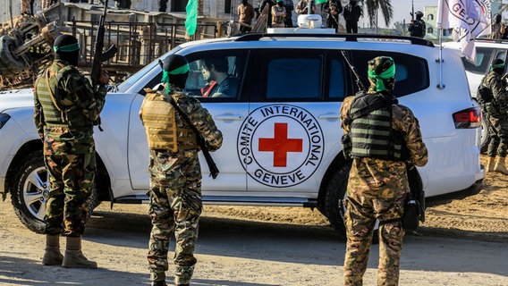 Israelische Geiseln werden von Kämpfern der Al-Kassam-Brigaden, dem militärischen Flügel der Hamas, an Vertreter des Internationalen Komitees vom Roten Kreuz (IKRK) übergeben. © Abed Rahim Khatib/dpa Foto: Abed Rahim Khatib