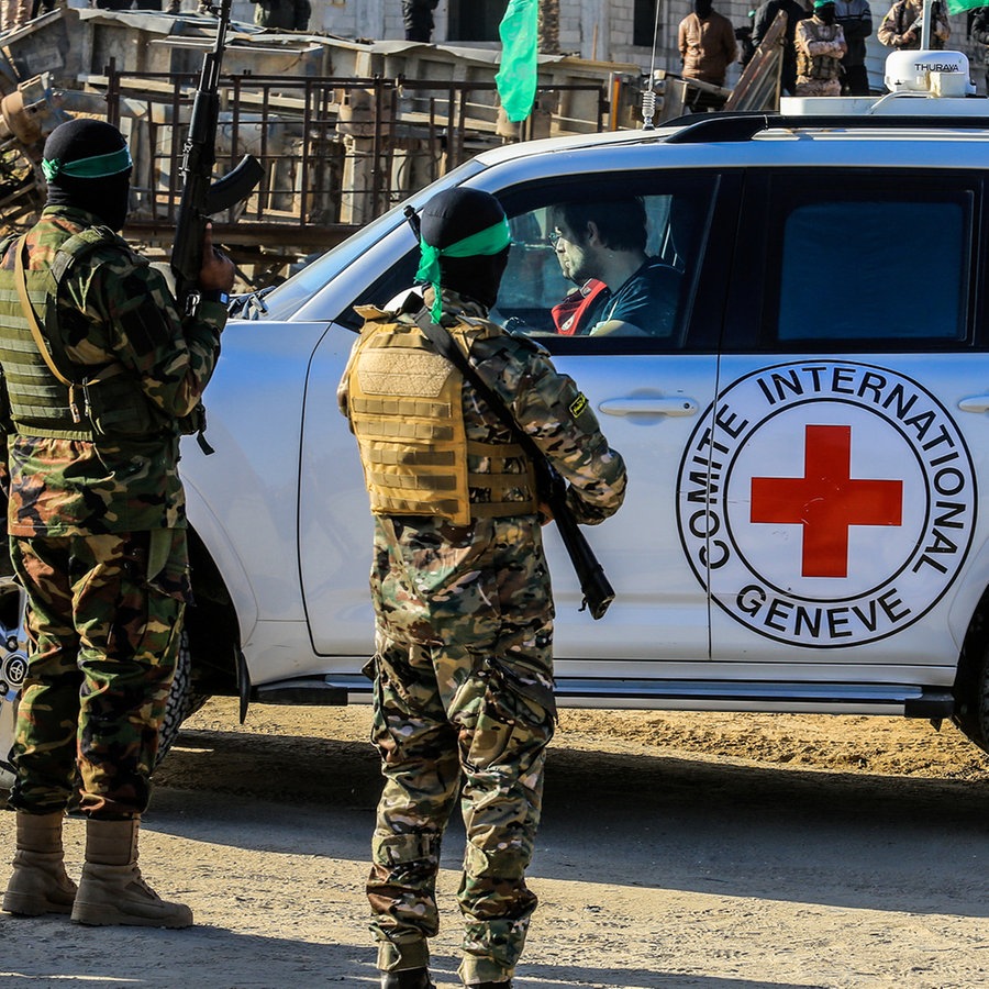 Israelische Geiseln werden von Kämpfern der Al-Kassam-Brigaden, dem militärischen Flügel der Hamas, an Vertreter des Internationalen Komitees vom Roten Kreuz (IKRK) übergeben. © dpa-bildfunk Foto: Abed Rahim Khatib