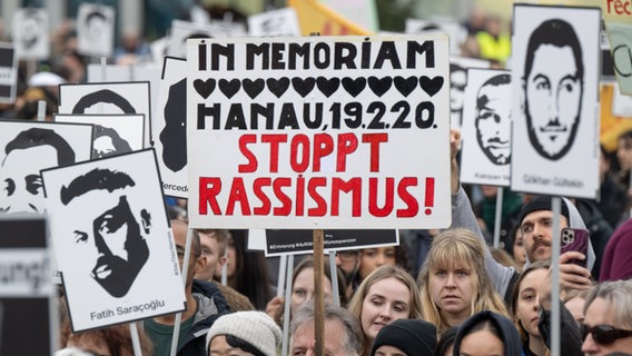 Mehrere tausend Menschen versammeln sich nach einem Gedenkmarsch anlässlich des vierten Jahrestages des rassistische Anschlags von Hanau © Boris Roessler/dpa Foto: Boris Roessler