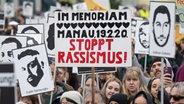 Mehrere tausend Menschen versammeln sich nach einem Gedenkmarsch anlässlich des vierten Jahrestages des rassistische Anschlags von Hanau © Boris Roessler/dpa Foto: Boris Roessler