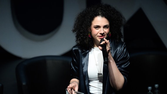 Hanna Veiler aus Berlin wird bei einem Festakt im Berliner Ensemble als «Botschafterin für Demokratie und Toleranz 2024» durch die Bundeszentrale für politische Bildung (bpb) ausgezeichnet. © picture alliance/dpa | Bernd von Jutrczenka 