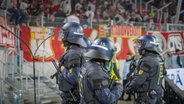 Polizisten im Einsatz in einem Fußballstadion bei einem Hochrisikospiel. © IMAGO / Steinsiek.ch 